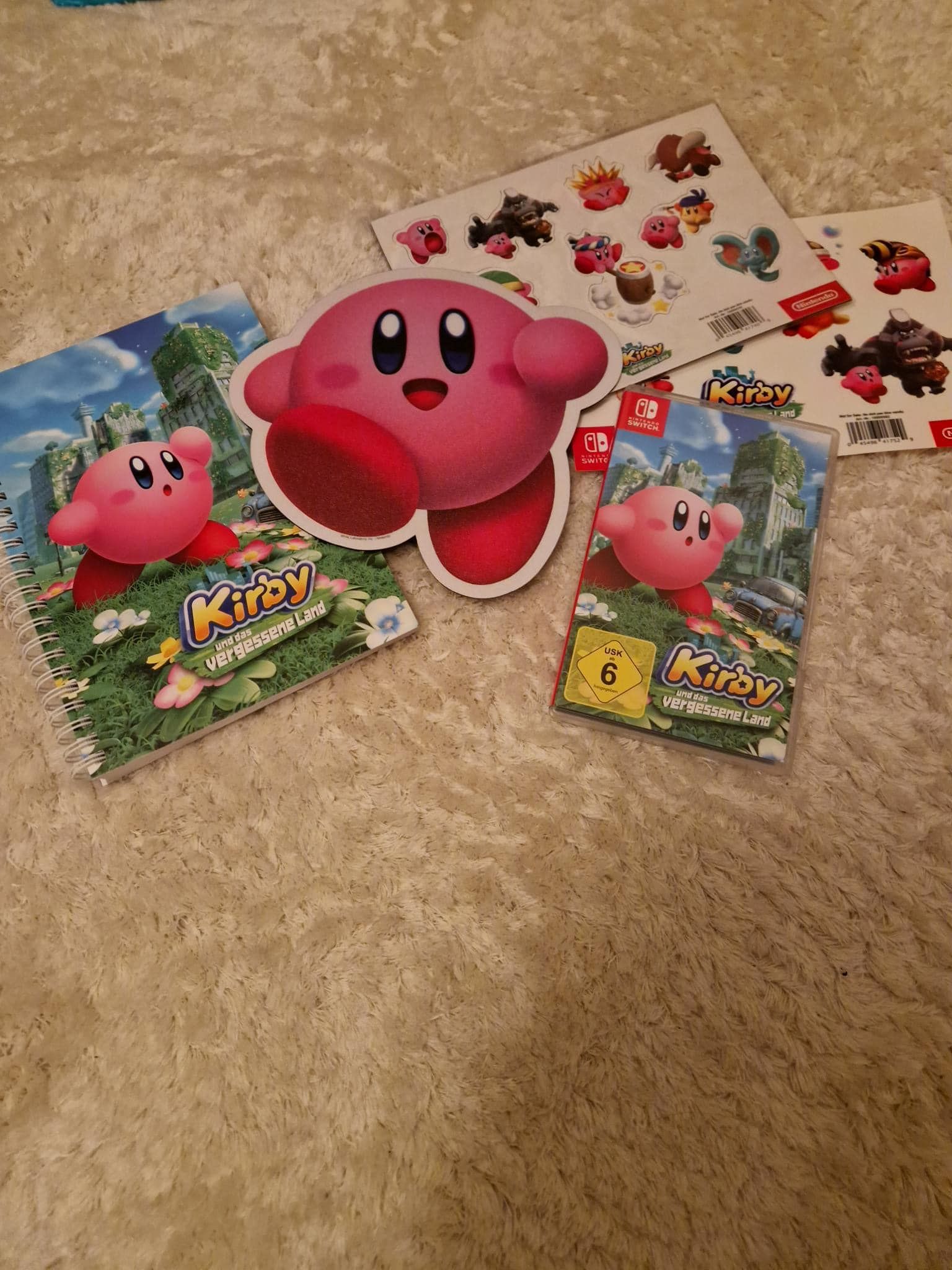 Gewinnt ein tolles Merchpaket zu Kirby und das vergessene Land!